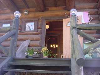 春からは、ログの玄関からダイニングへ、