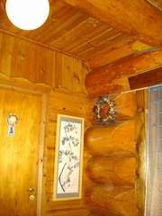 ログハウスの玄関にアケビの花の絵を飾りました。