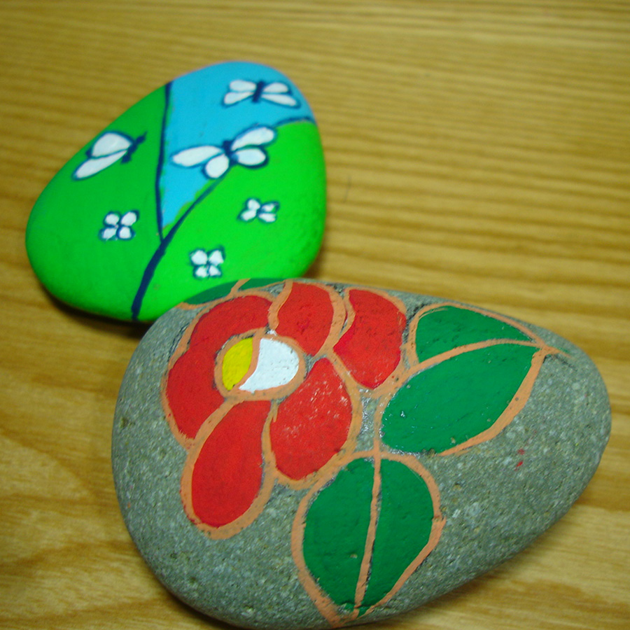 石ころアートの制作体験ができます。ご予約の際にお申し出ください。材料費だけでご指導します。