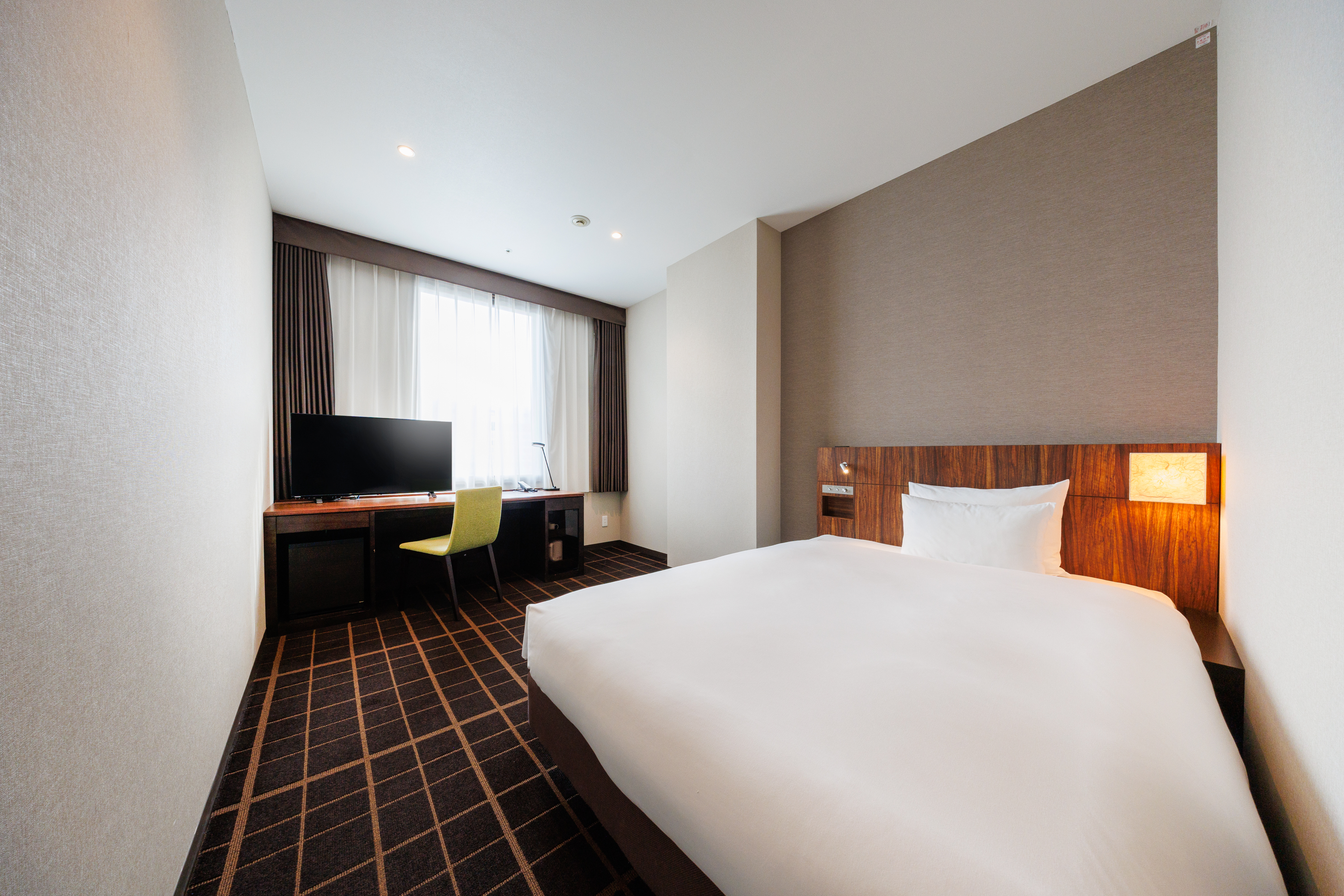 ・部屋広さ&hellip;19㎡・宿泊人数&hellip;1〜2名・ベッド幅&hellip;140cm（ レイアウトはお部屋によって異なります。）