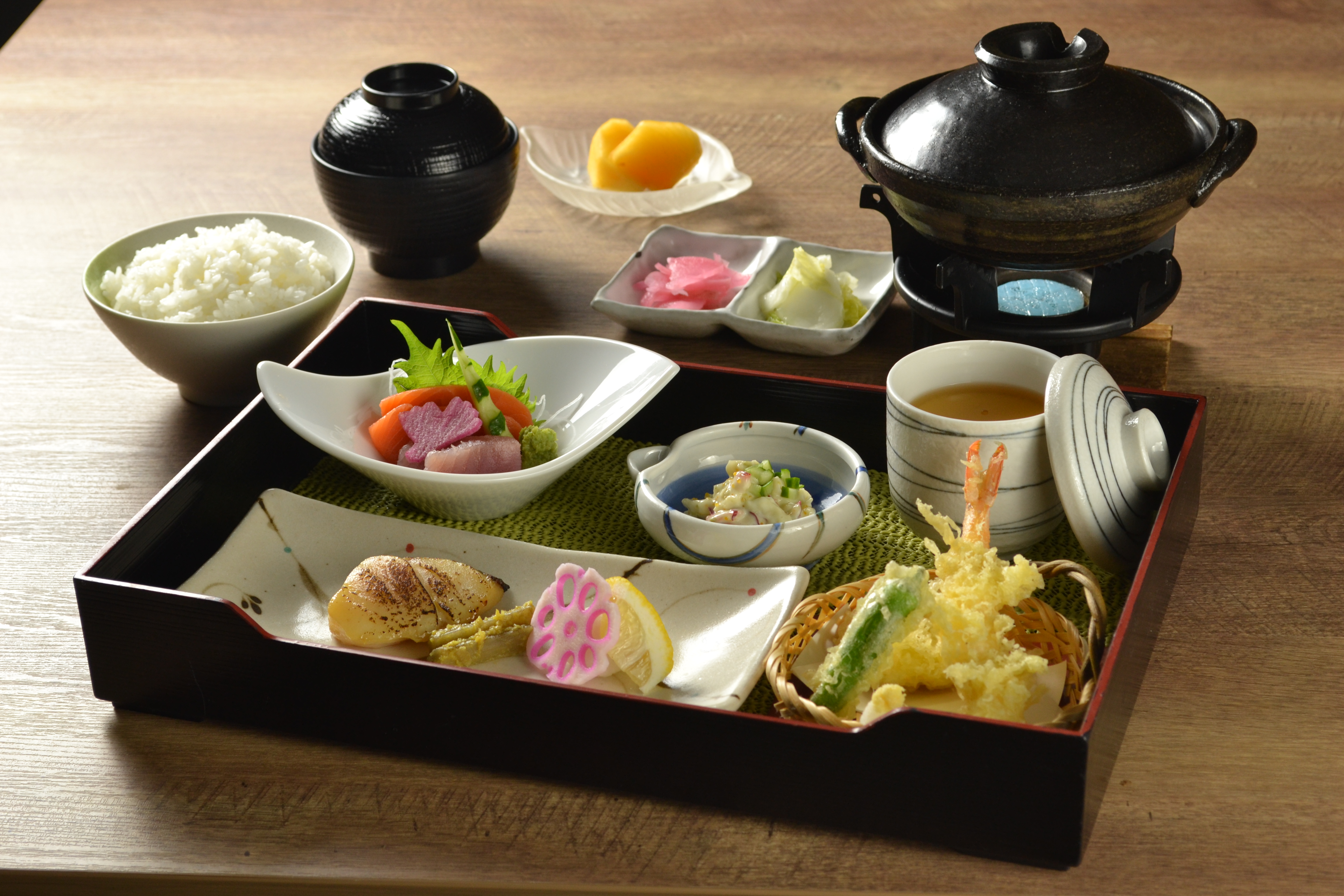 天婦羅やお刺身などの色とりどりの定食です