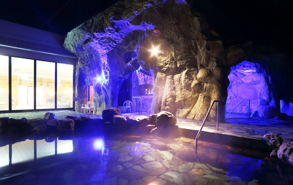 青の洞窟温泉