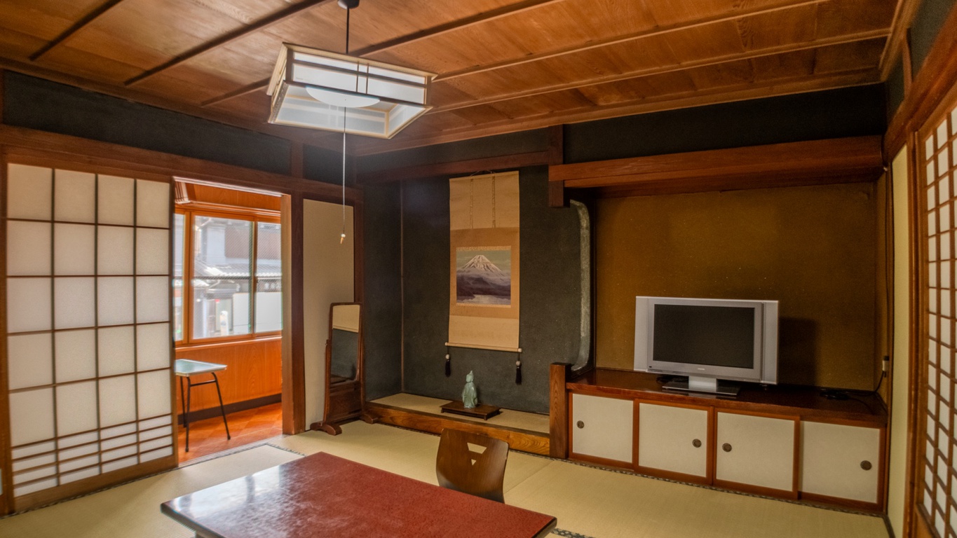*客室一例（8畳）：通り沿いに面したとっておきのお部屋。朝夕行きかう人々や街並みを眺めて過ごすのも◎