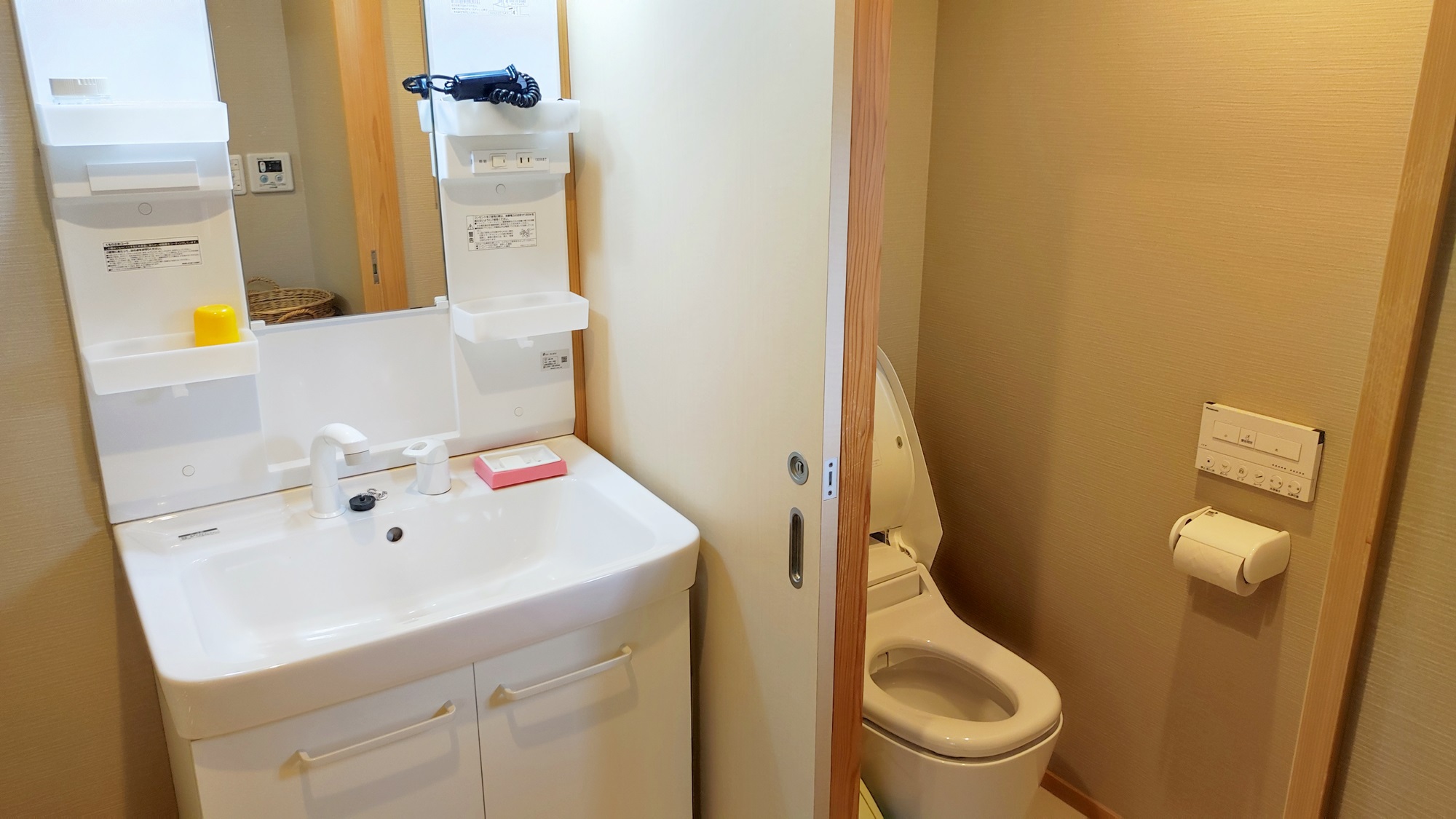 *客室一例（12畳）／唯一トイレ・シャワーブースがついているお部屋。リニューアルしたきれいな洗面所。