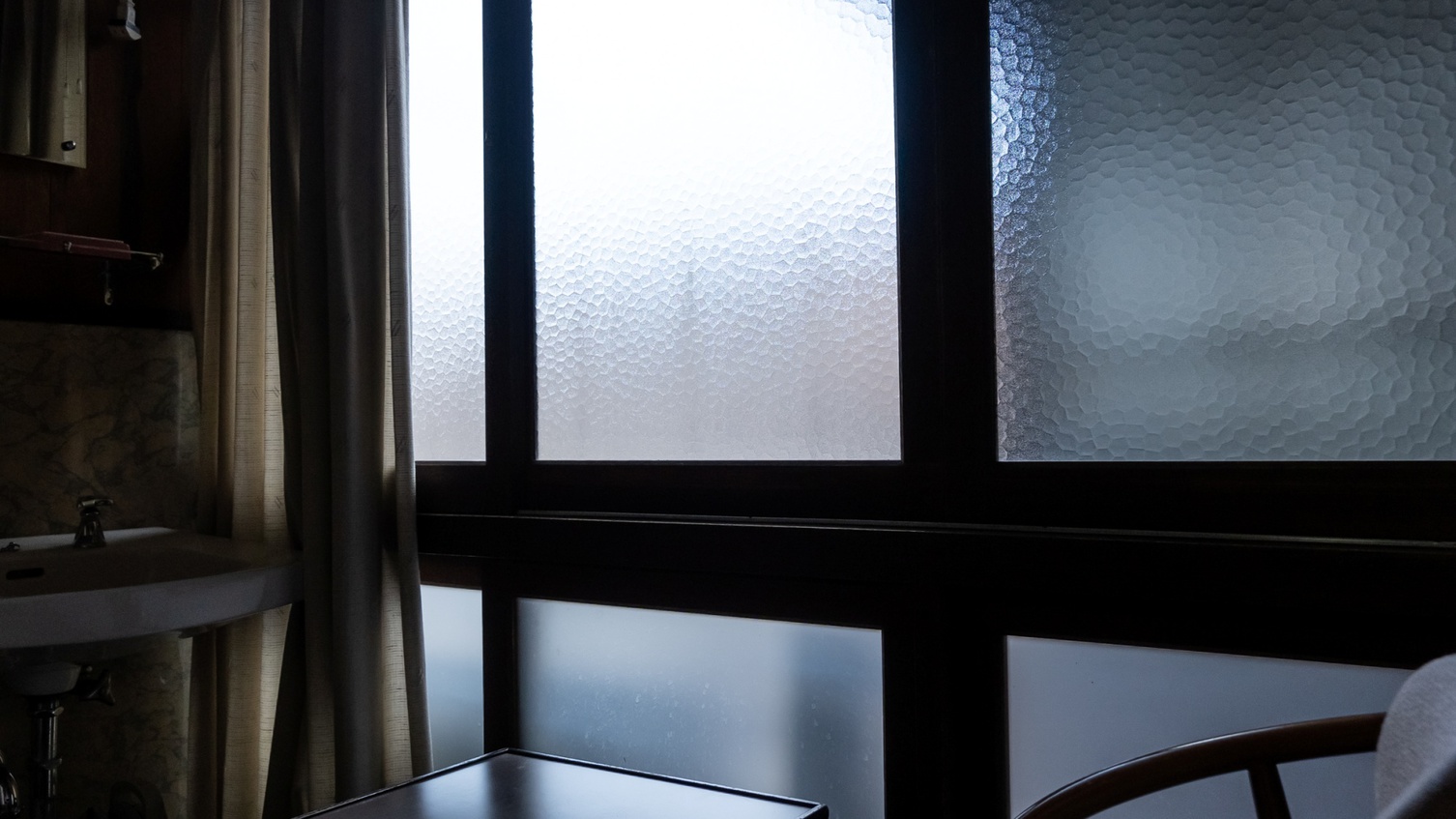 *客室一例（６畳）：昔ながらのすりガラスを使った窓がお客様に好評です。