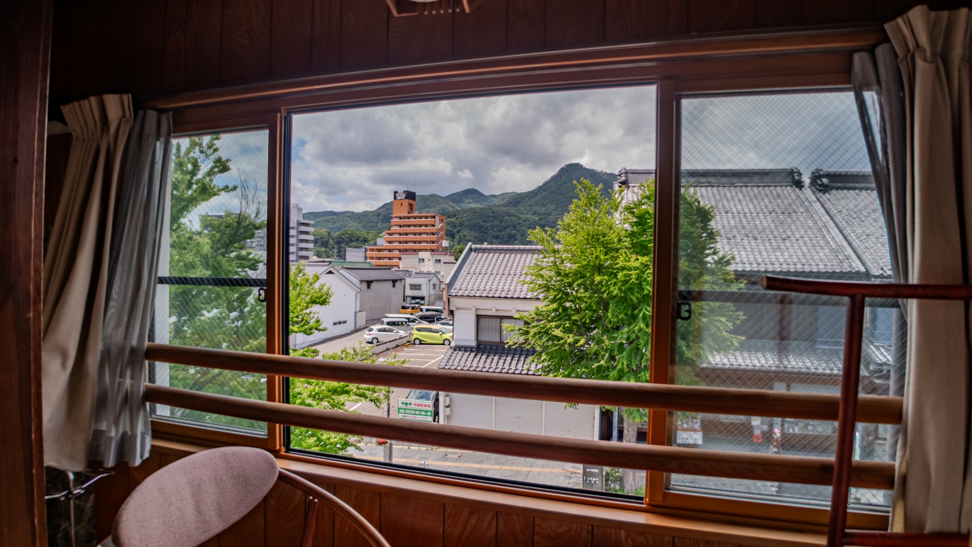 *客室一例（8畳）：通り沿いに面したとっておきのお部屋。朝夕行きかう人々や街並みを眺めて過ごすのも◎