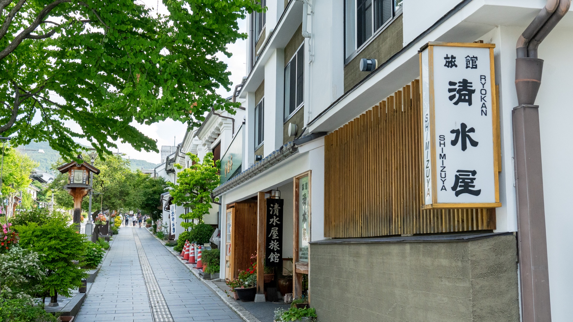 *外観：善光寺の表参道に面し、通りは季節の花が咲き誇ります。