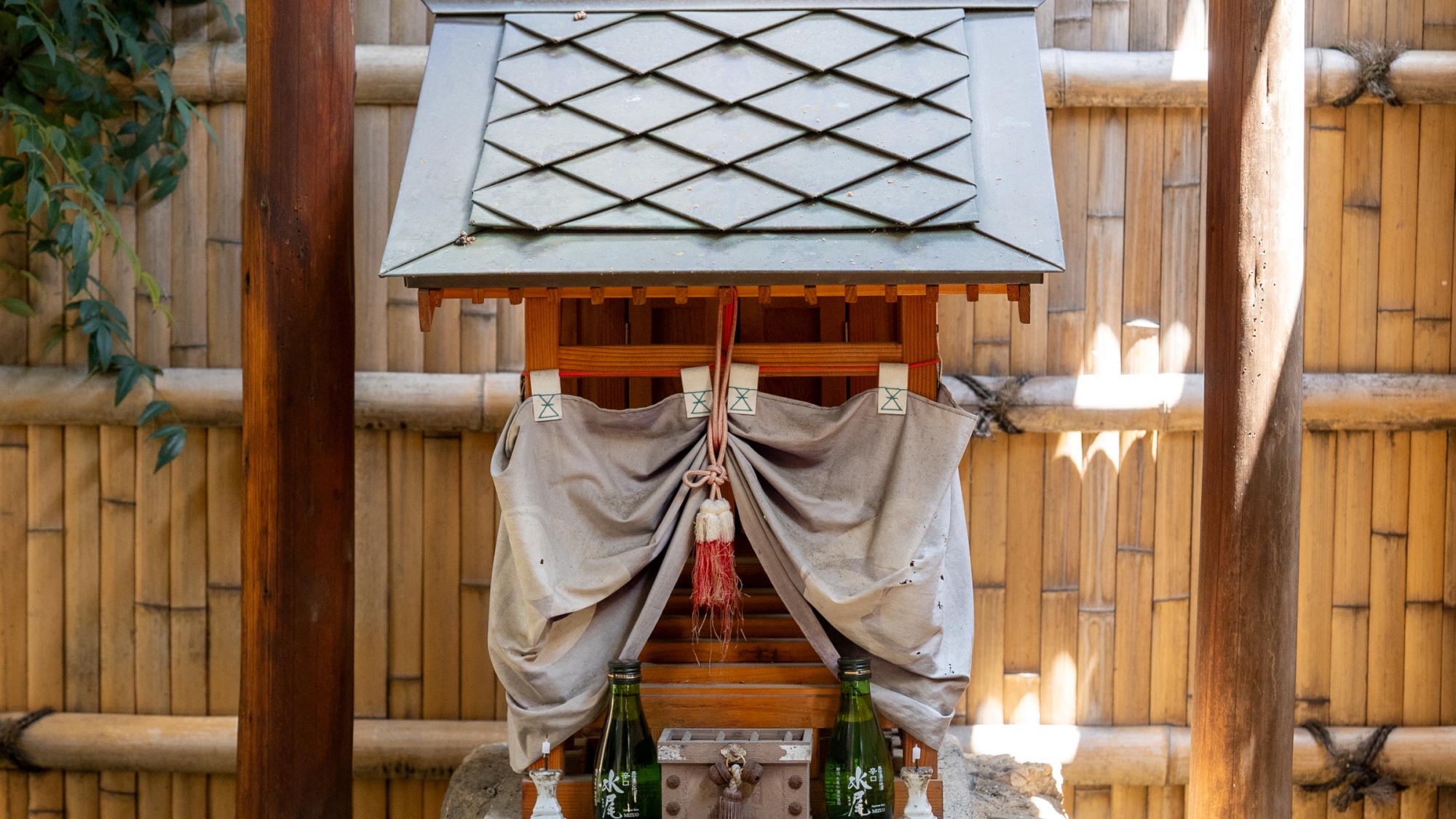 *当館の屋敷神：女湯の窓を開けると見ることができます。