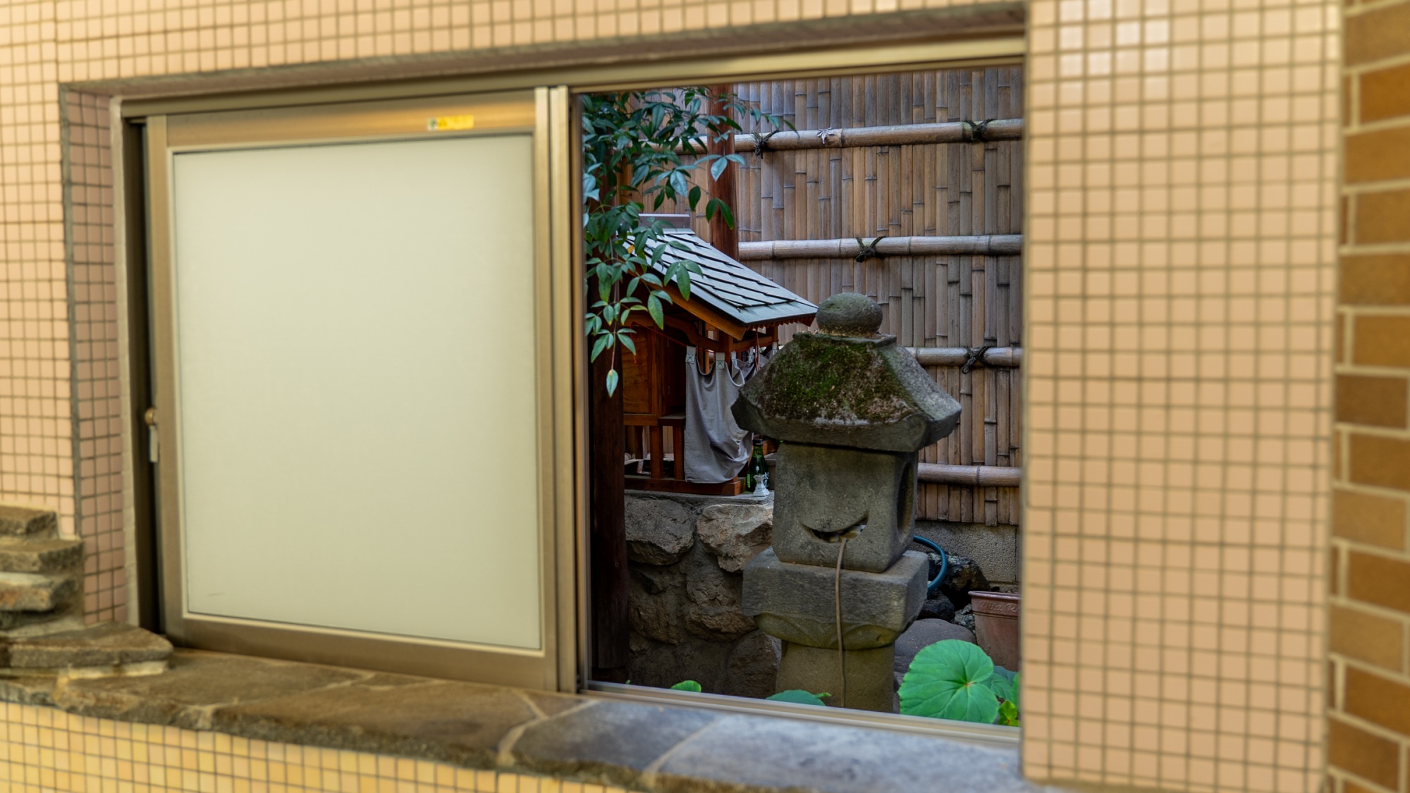 *当館の屋敷神：女湯の窓を開けると見ることができます。