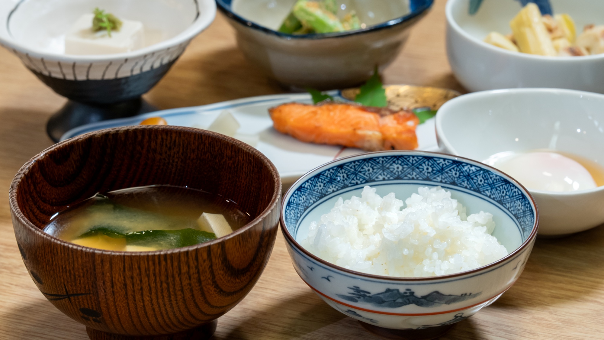 *ご朝食一例：信州産のお米とこだわり地元食材の小鉢でおなか一杯召し上がってください。