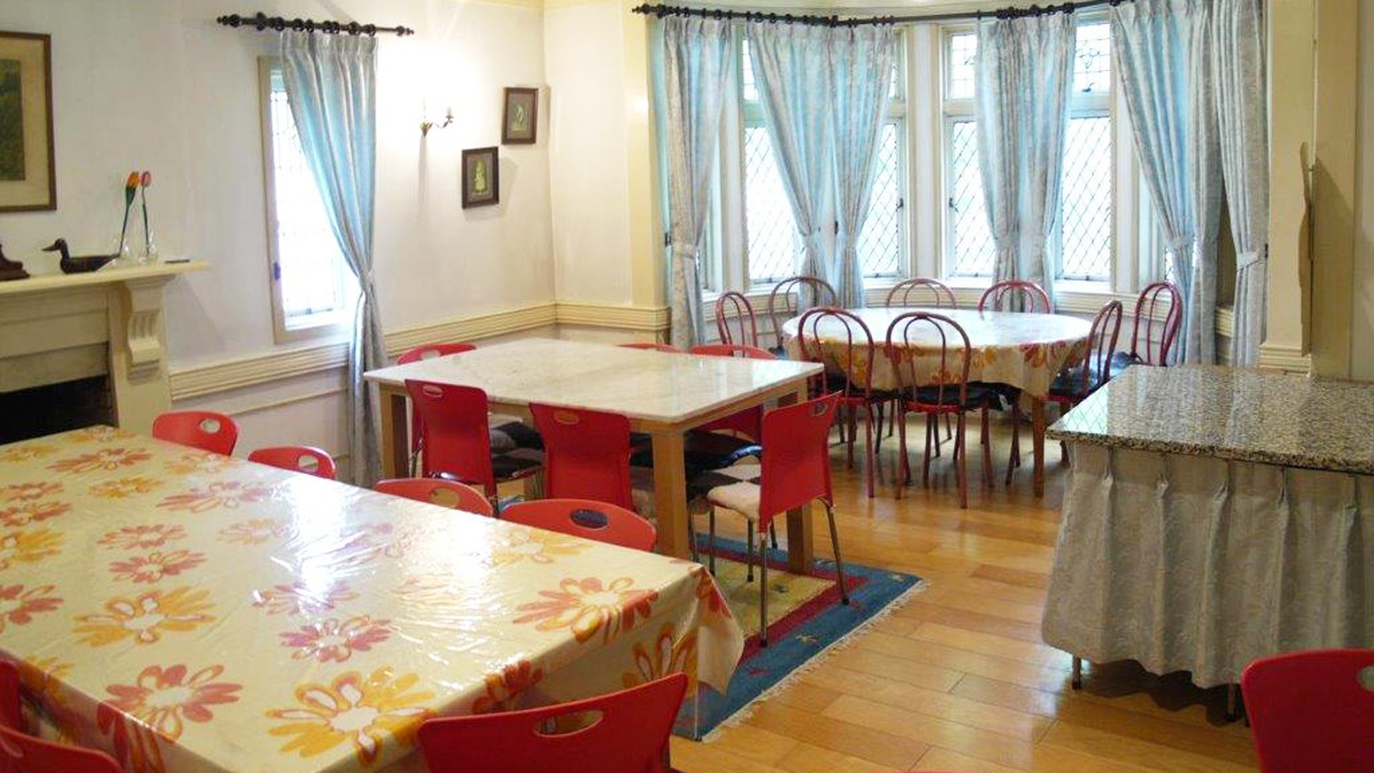 *【館内】落ち着いた雰囲気のダイニングルームは全80席。