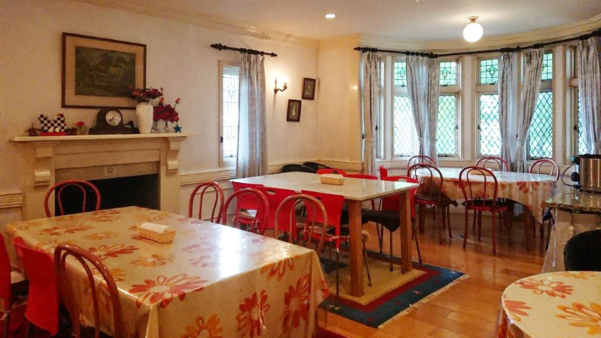 *【館内】落ち着いた雰囲気のダイニングルームは全80席。