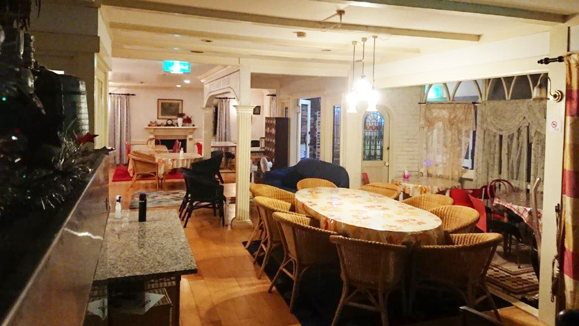 *【館内】落ち着いた雰囲気のダイニングルームは全80席。