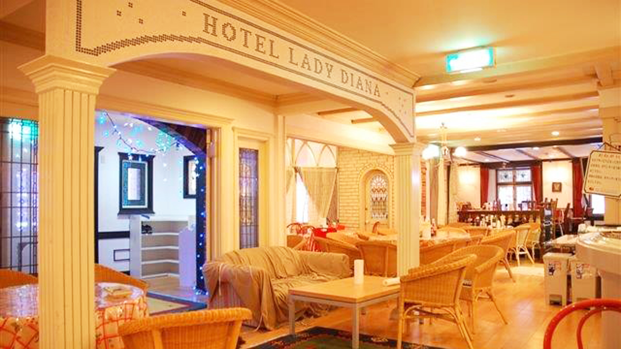 *【館内】階段を上がったところがフロントになります。