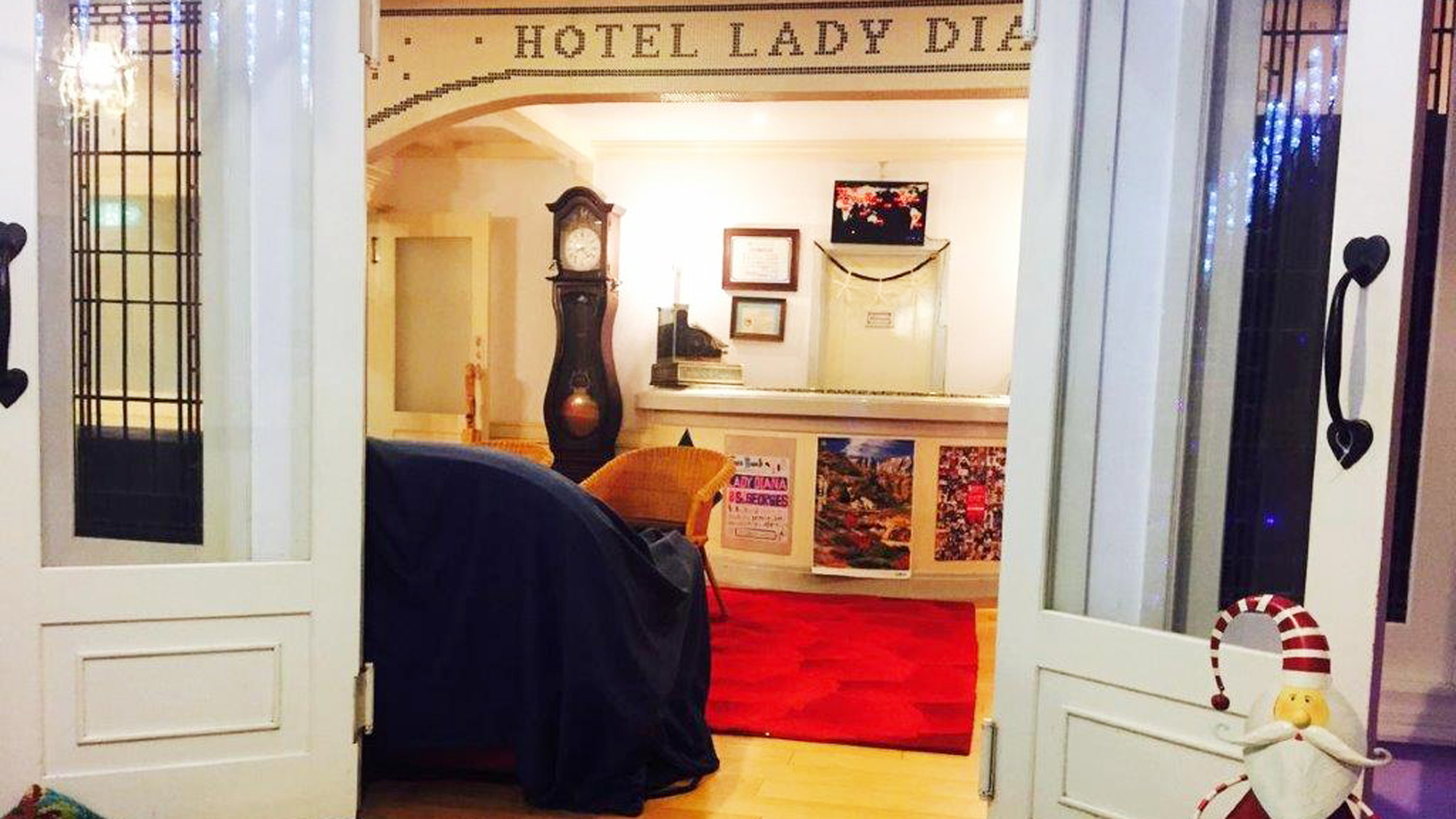 *【館内】イングリッシュカントリー調の家具が揃うフロントでお出迎え。