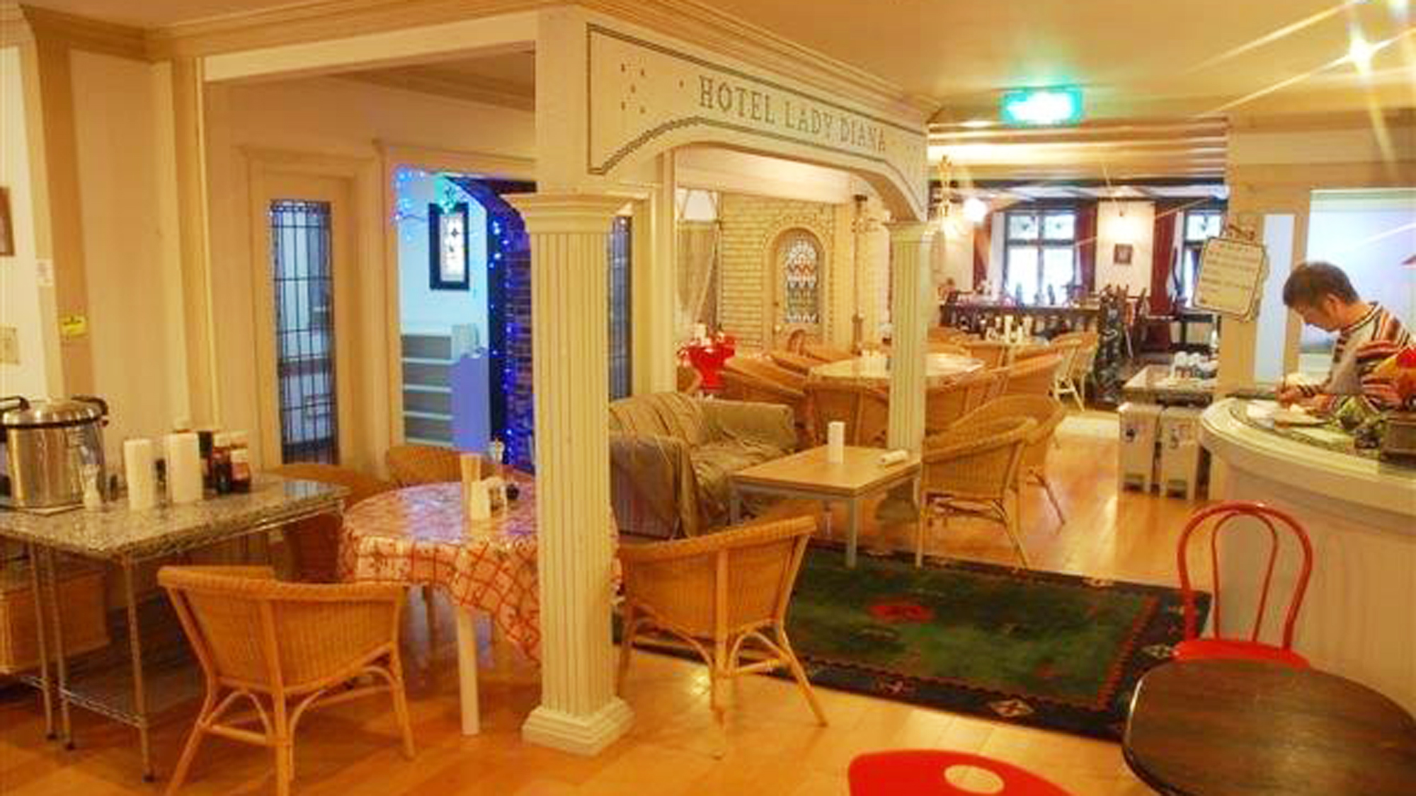 *【館内】階段を上がったところがフロントになります。