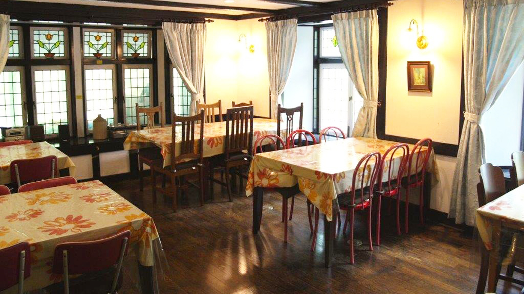 *【館内】落ち着いた雰囲気のダイニングルームは全80席。