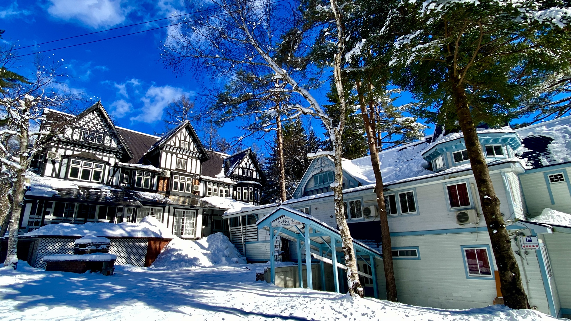 *【外観/冬季】輝く白銀の世界♪英国調のしつらえと広々としたお部屋で皆さまをお出迎えいたします！