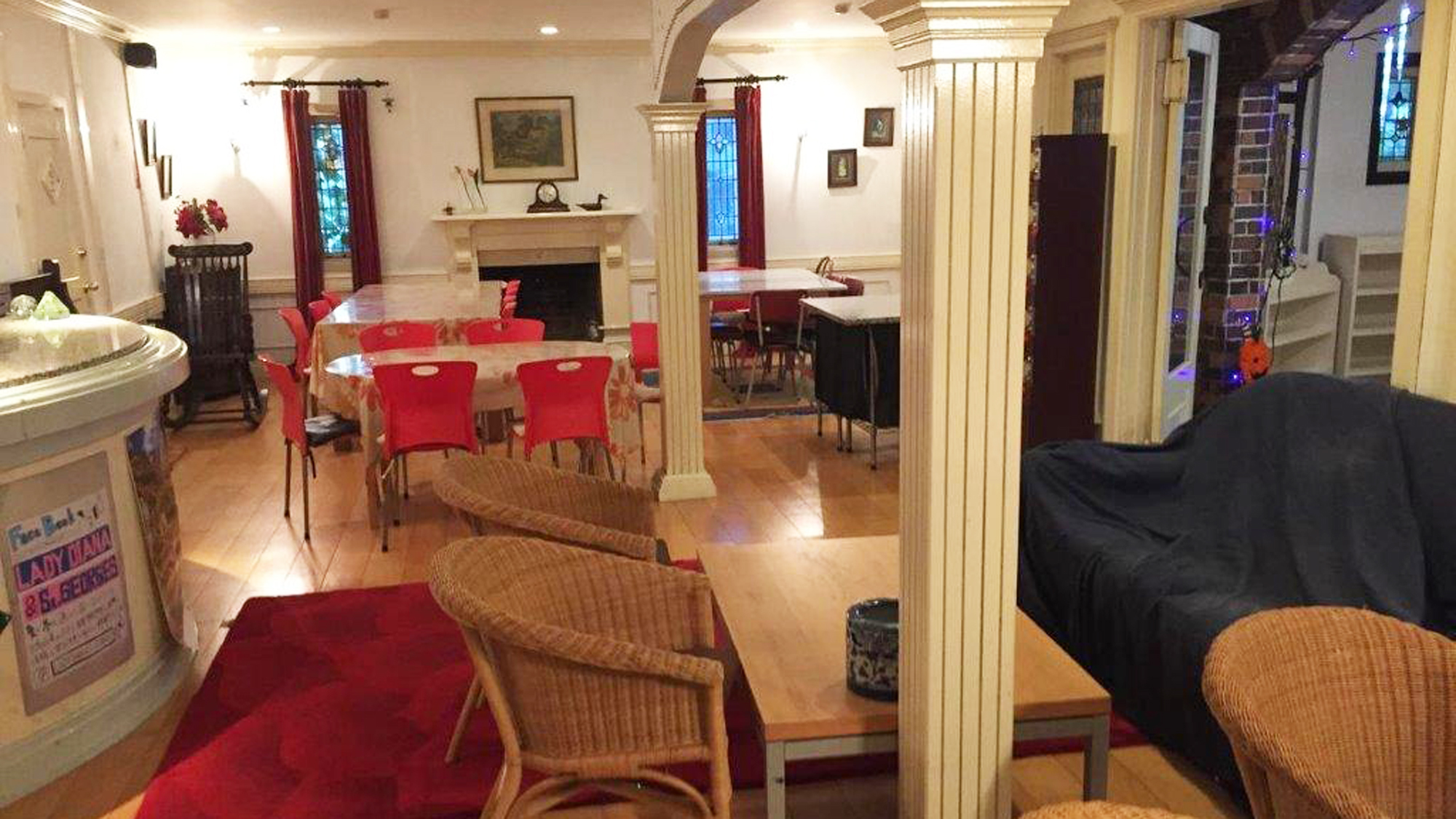 *【館内】階段を上がったところがフロントになります。