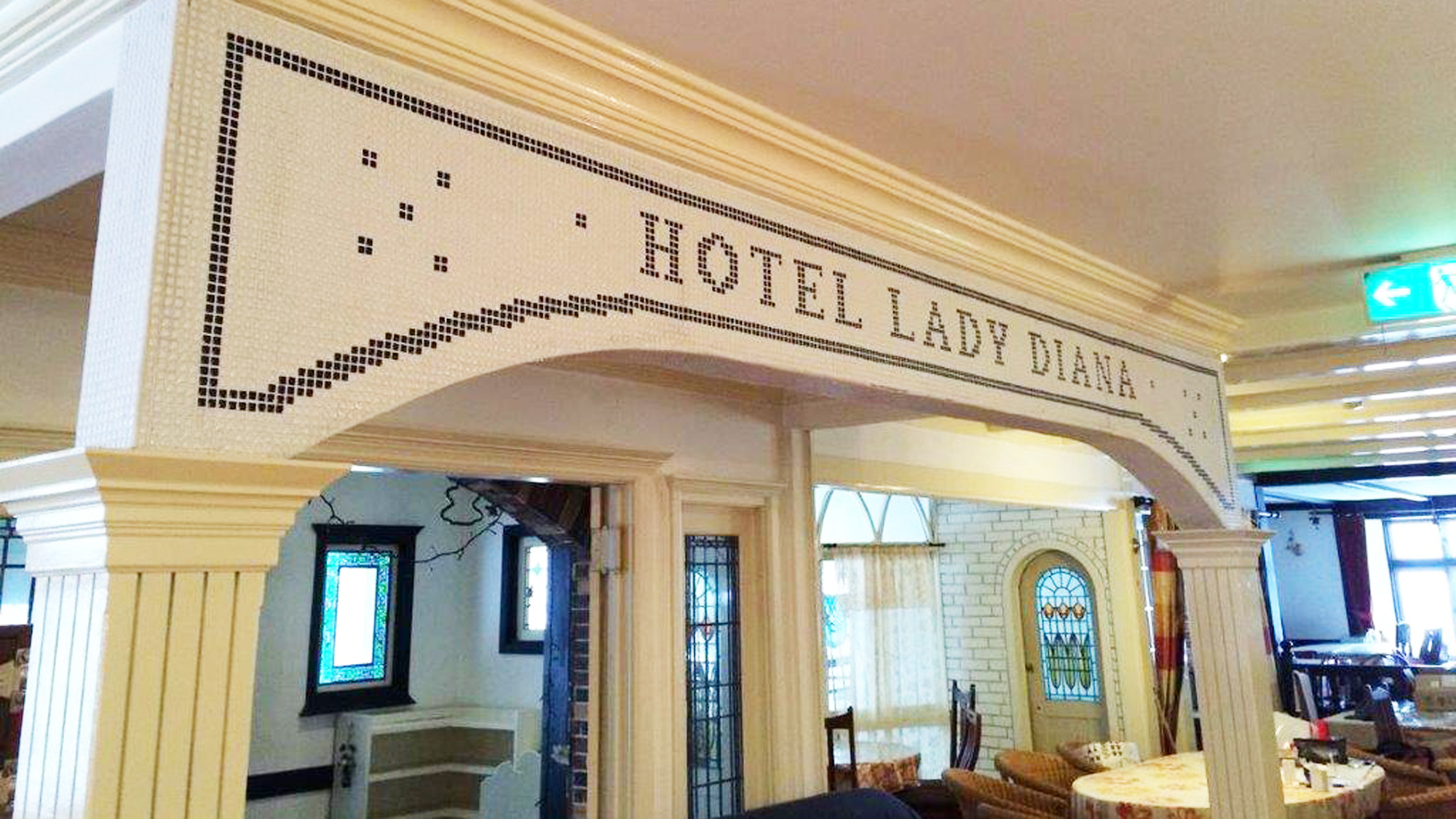 *【館内】イングリッシュカントリー調の家具が揃うフロントでお出迎え。