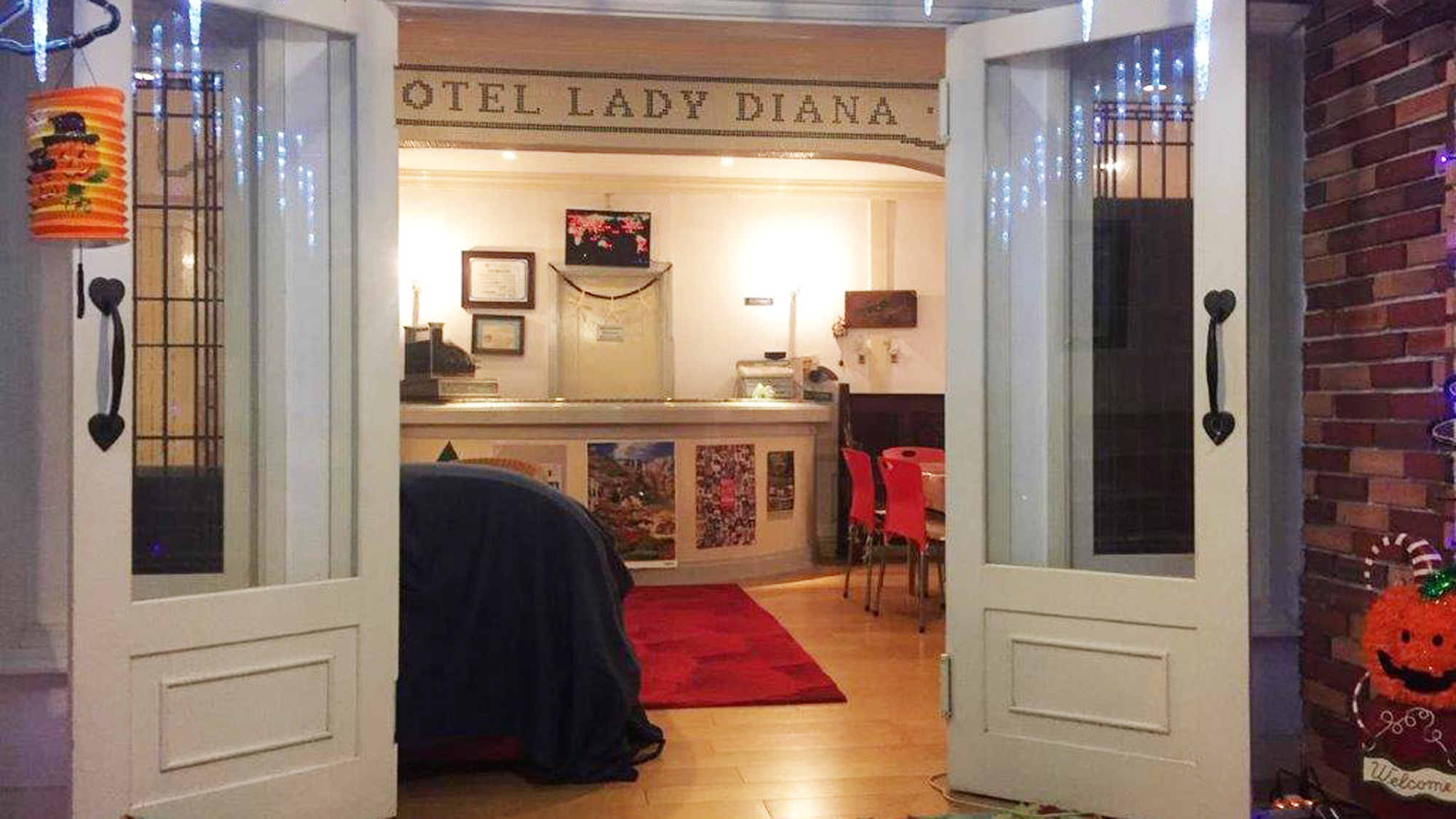 *【館内】イングリッシュカントリー調の家具が揃うフロントでお出迎え。