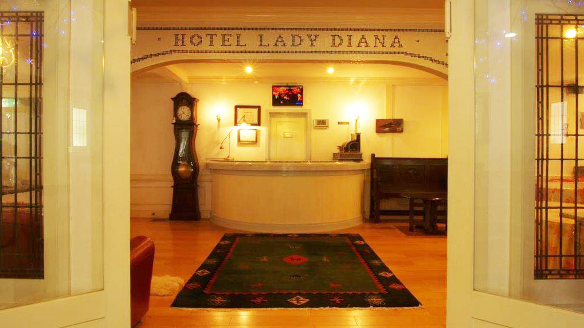 *【館内】イングリッシュカントリー調の家具が揃うフロントでお出迎え。