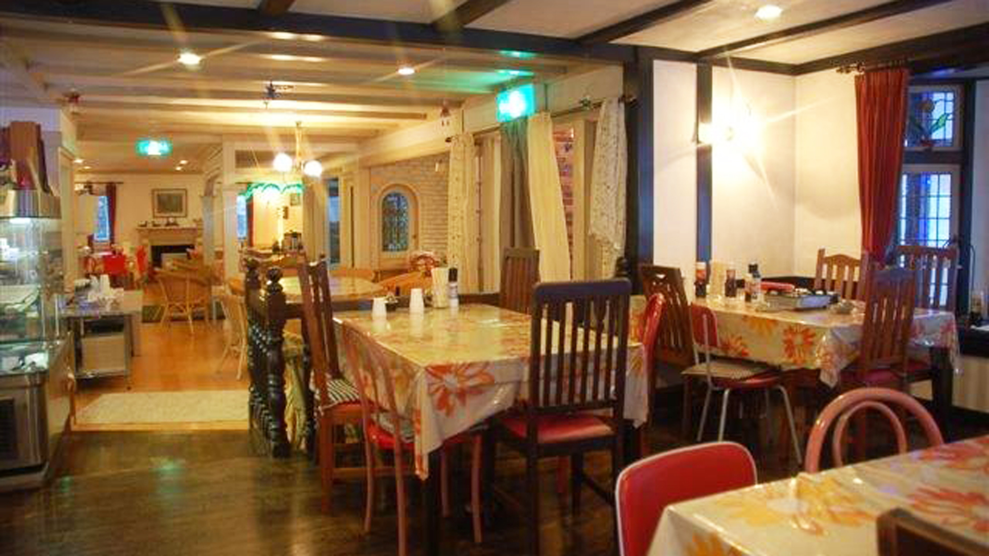 *【館内】落ち着いた雰囲気のダイニングルームは全80席。