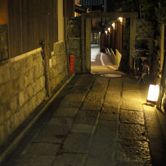 石塀小路（夜）