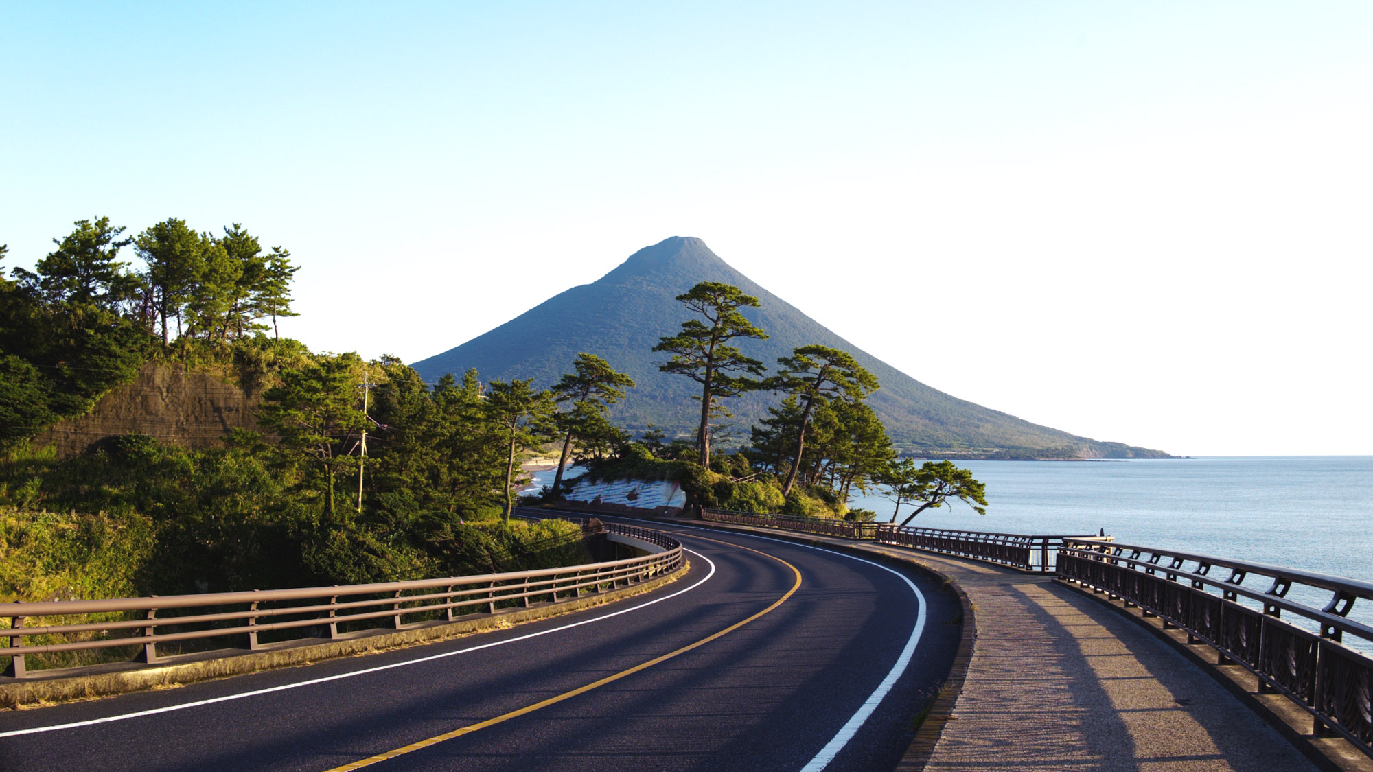 【周辺】開聞岳と太平洋を臨む道はサイクリングに人気