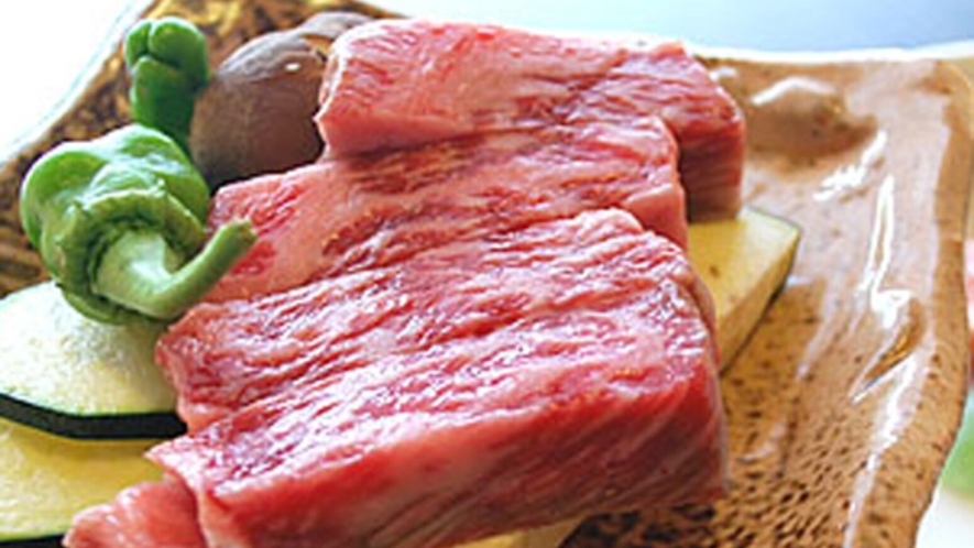 【夕食】地元の近江牛を使用した陶板焼きが好評です