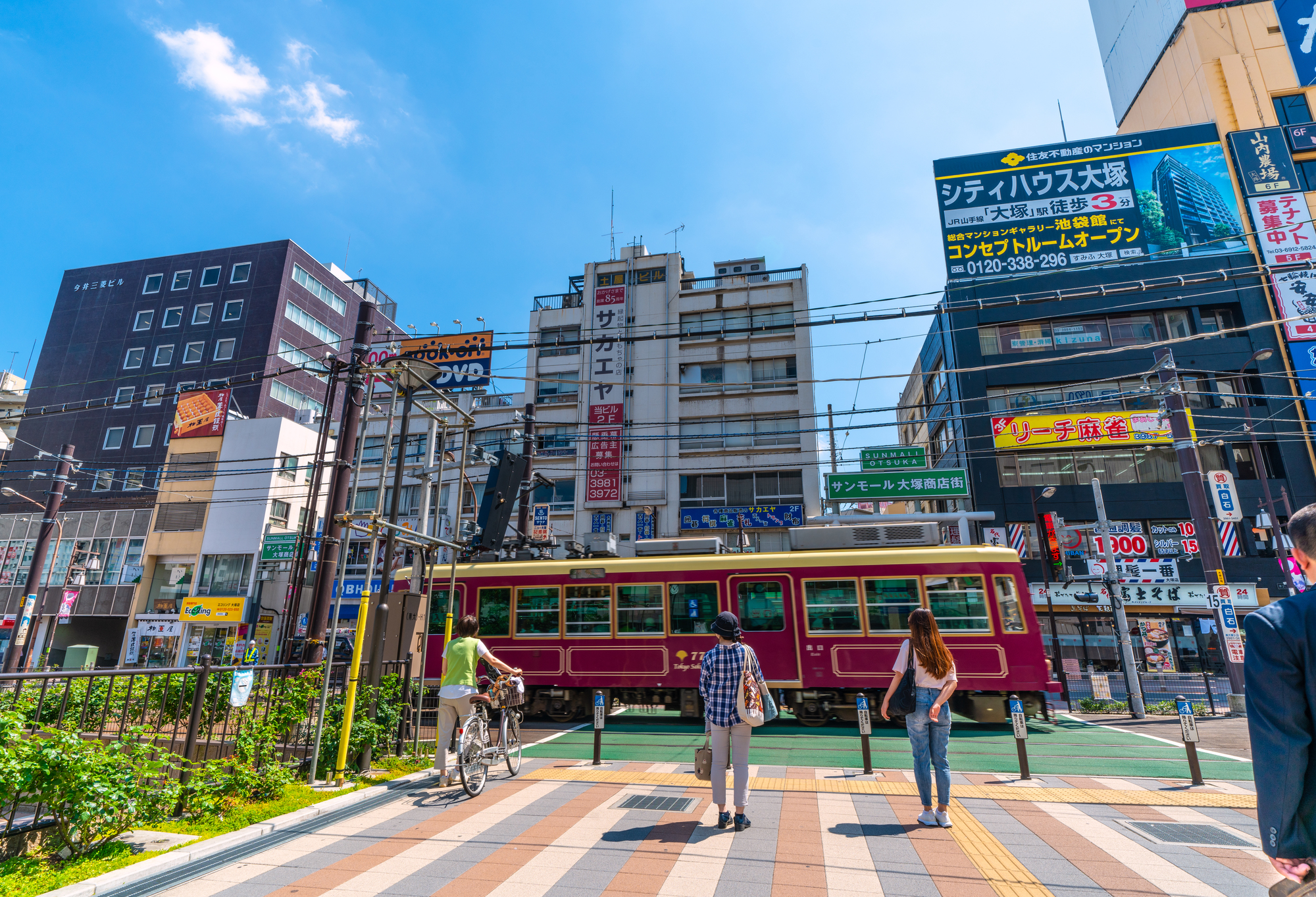 【当館から徒歩5分】路面電車が行き交う、レトロな雰囲気の商店街「大塚駅前商店街」
