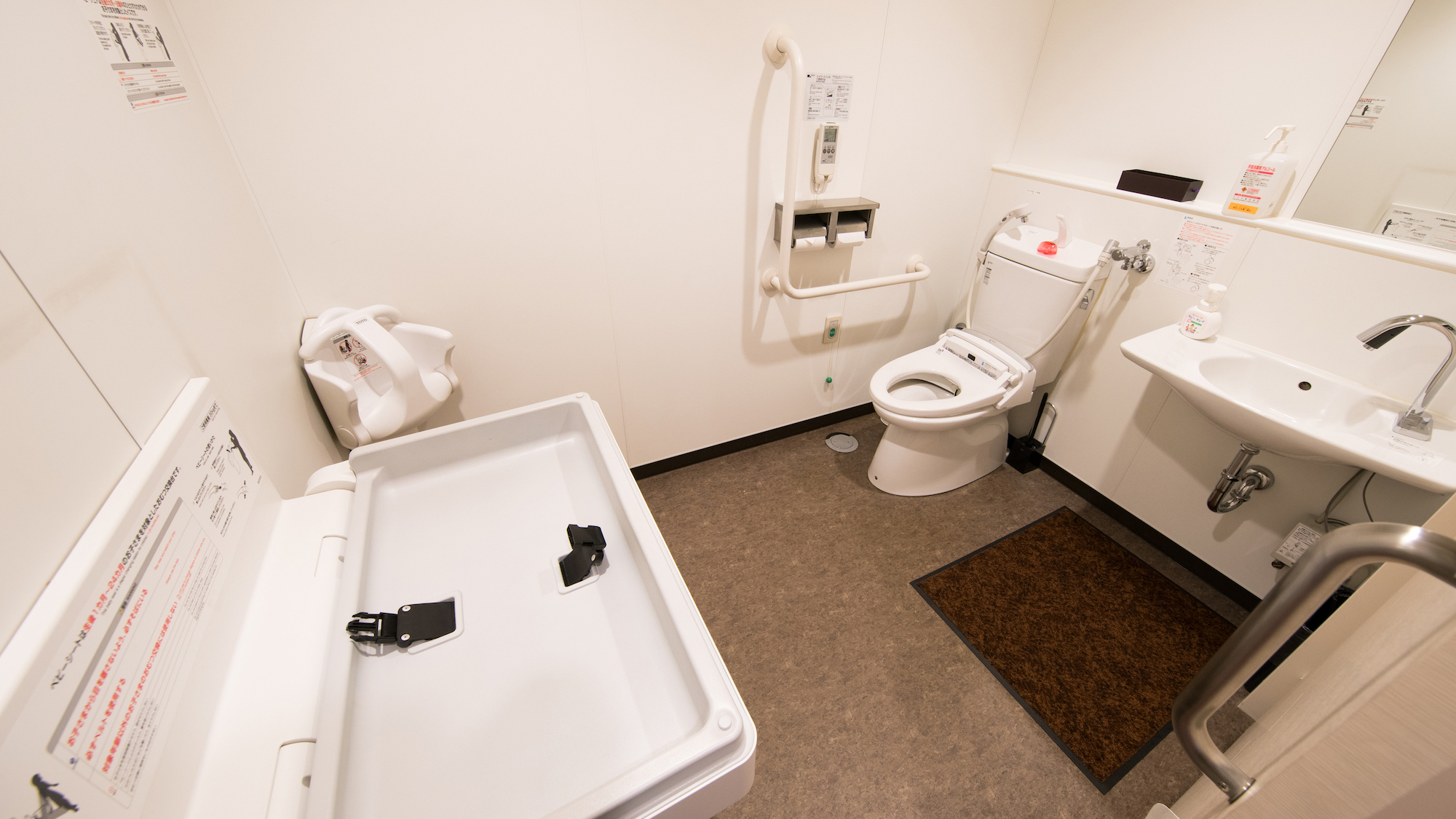 1階共用トイレはバリアフリー仕様です
