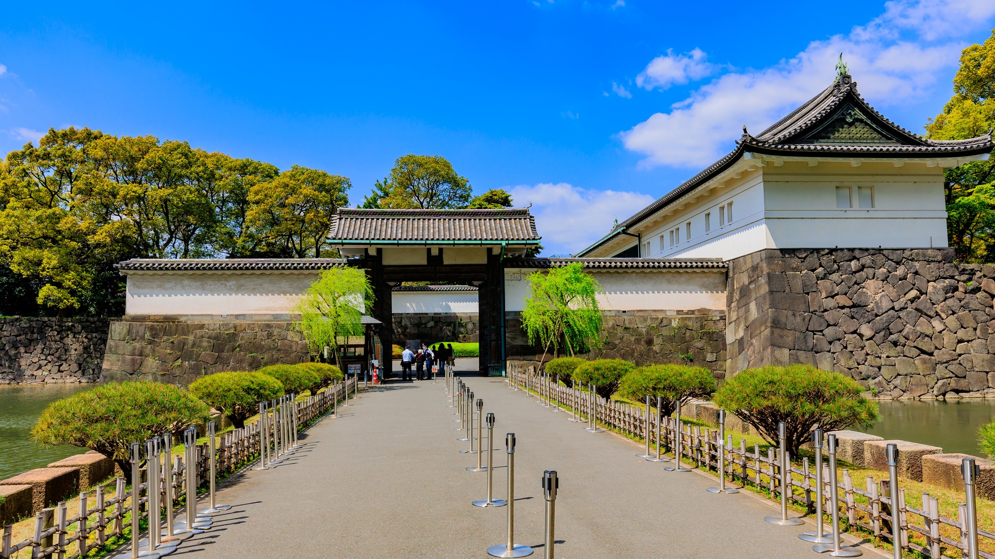 【当館から徒歩15分】江戸城の本丸・二の丸跡地。豊かな自然と歴史を感じられる「皇居東御苑」
