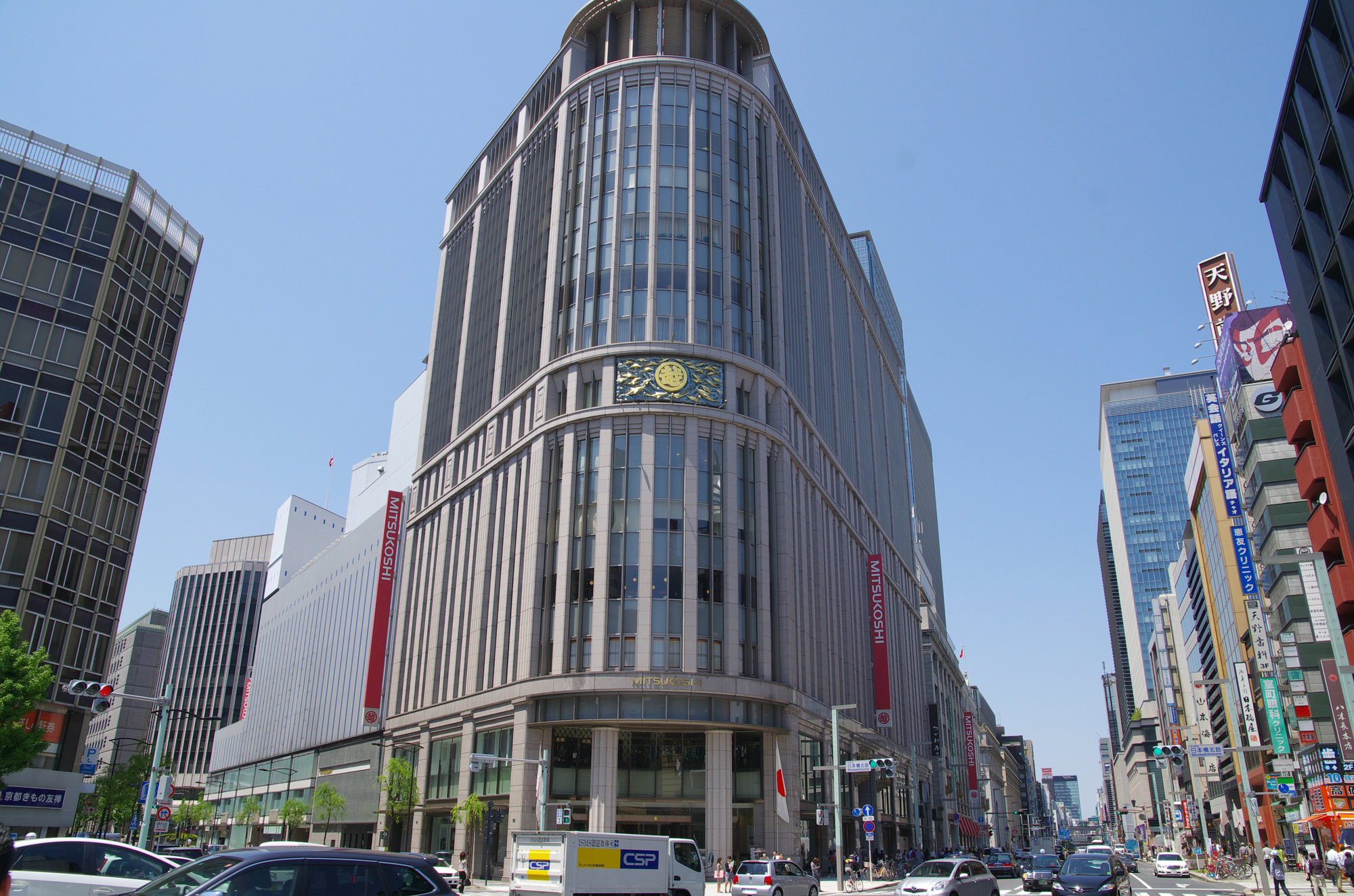 【当館から徒歩9分】百貨店の日本橋本店。歴史と格式ある建物は見学する価値がある「三越日本橋本店」