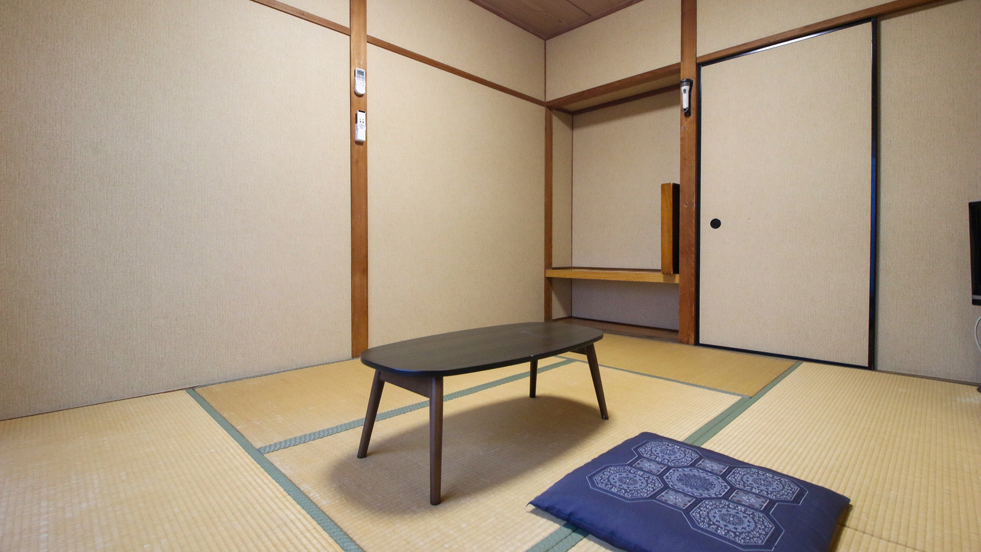 #6畳和室　畳の香りに包まれる和室で、海を眺めながらぼんやりと過ごす贅沢。