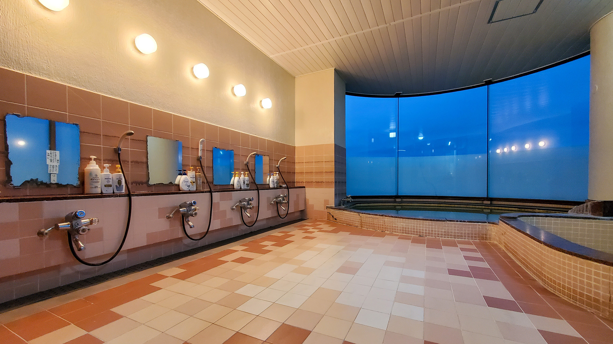 #大浴場　大きな窓から外光がたっぷり差し込む、開放感あふれる大浴場。