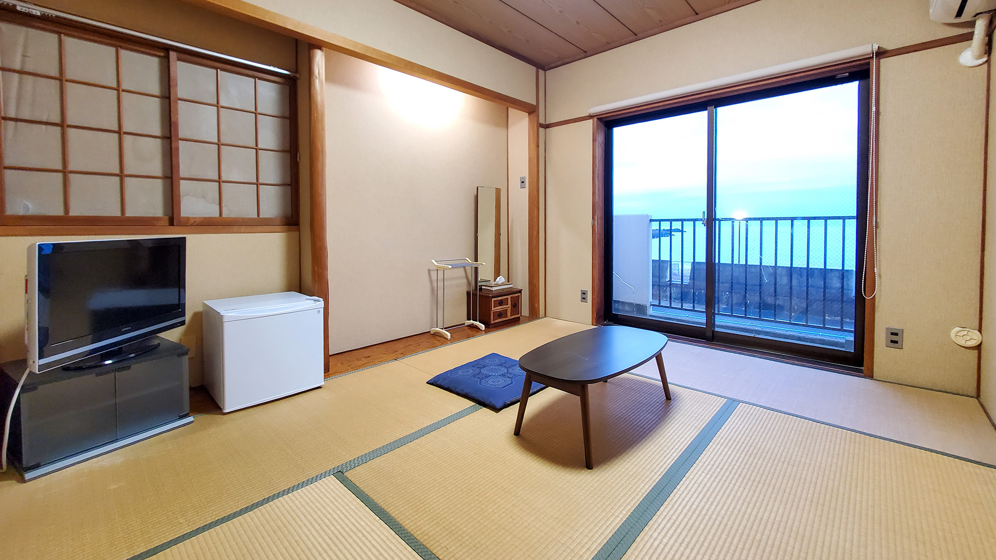 #6畳和室　心地よい潮風と波の音が聴こえてくるオーシャンビューの客室。