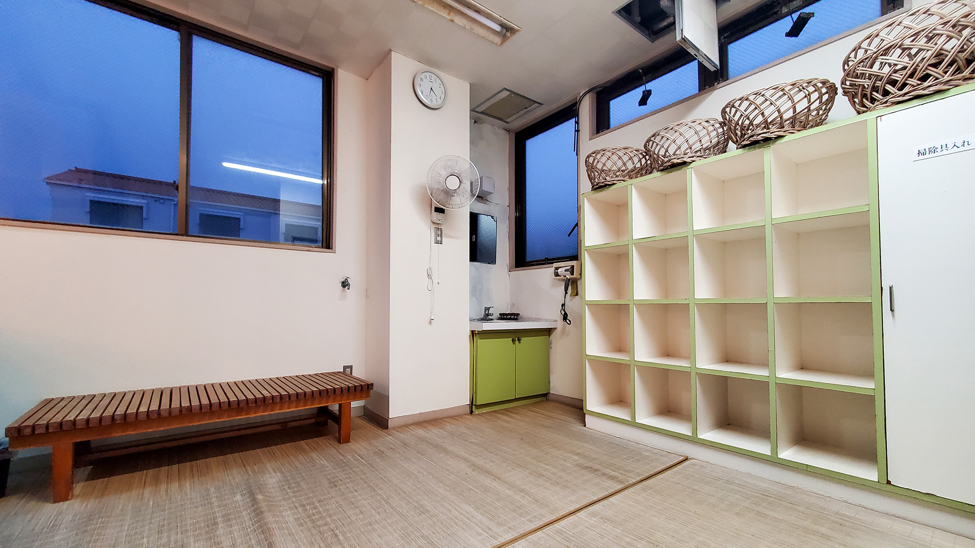 #脱衣所　広く開放的なスペースを確保しており、ゆっくりと身支度を整えていただけます。