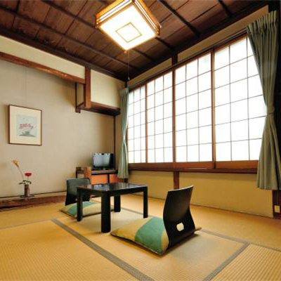 Take: 6 tatami Japanese-style room + next room. The room has a high ceiling and is bright.
