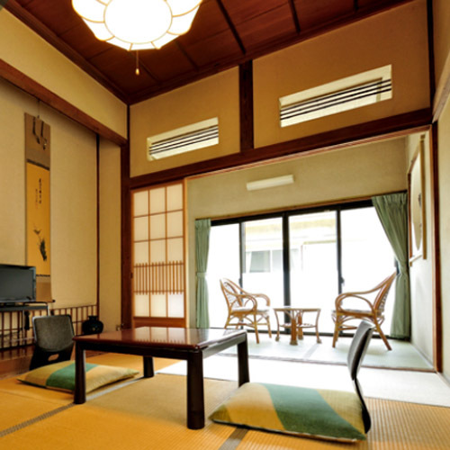 Ume: Japanese-style room (6 tatami mats) + next room + table and chairs
