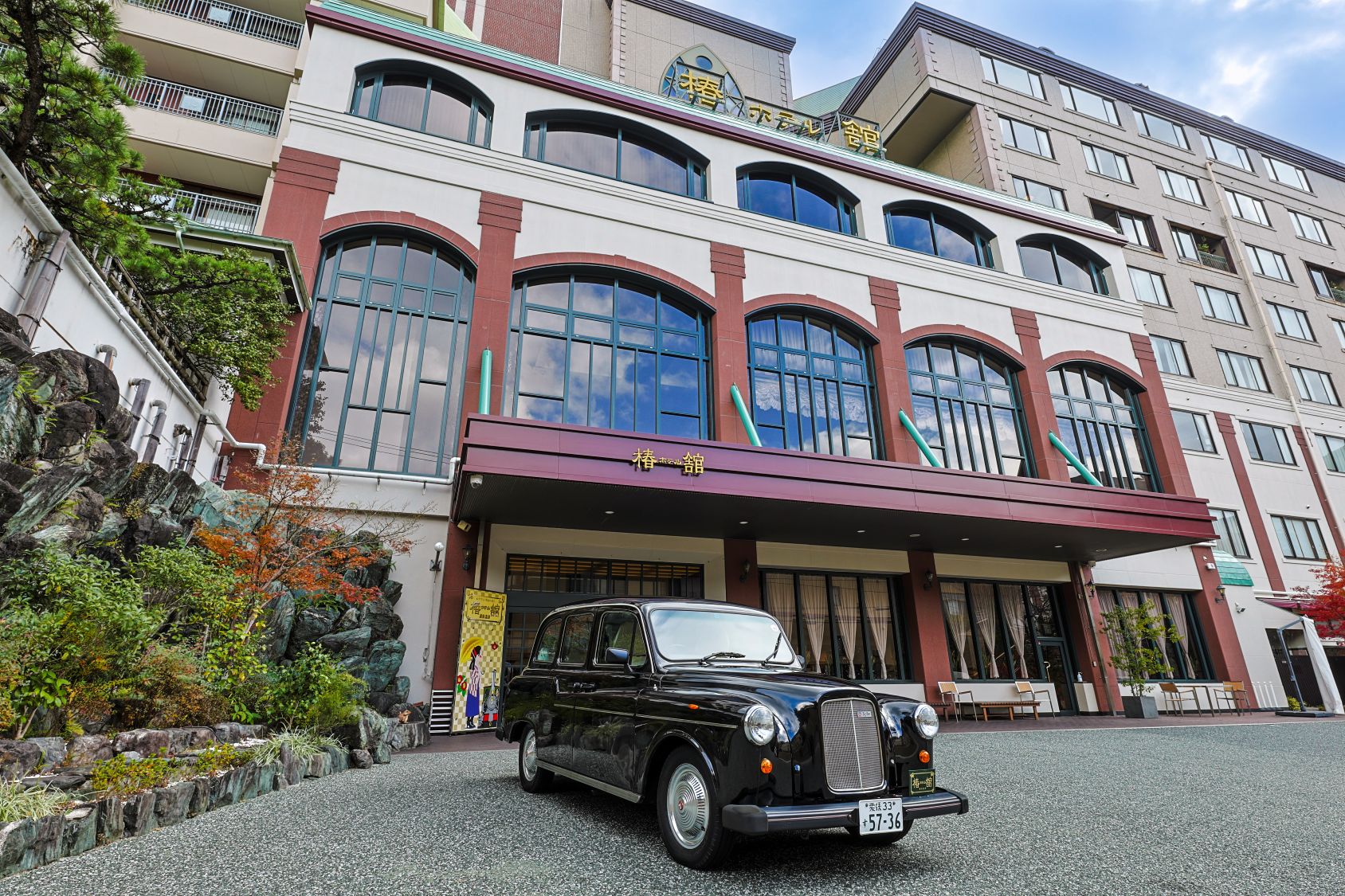 ホテル椿館　玄関と送迎車 &rdquo;ビッグベン&rdquo;