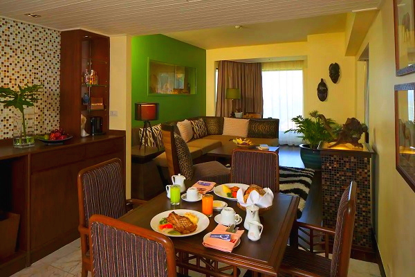 テーマスイートシービュー　サファリ調　リビングルーム