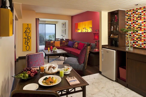 テーマスイートシービュー　カーニバル調　リビングルーム