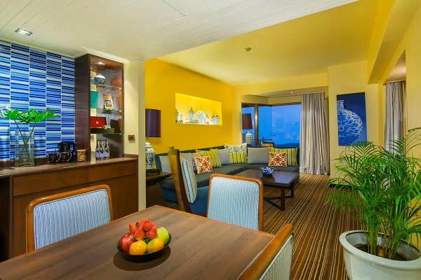 テーマスイートシービュー　ライカーム調　リビングルーム