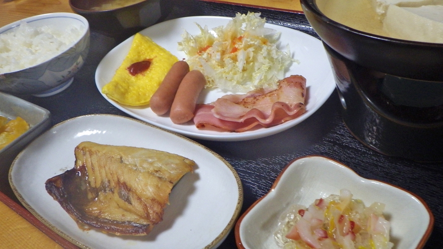 *【朝食一例】温かいごはん、お味噌汁、玉子料理、湯豆腐、魚料理などの和洋食です！