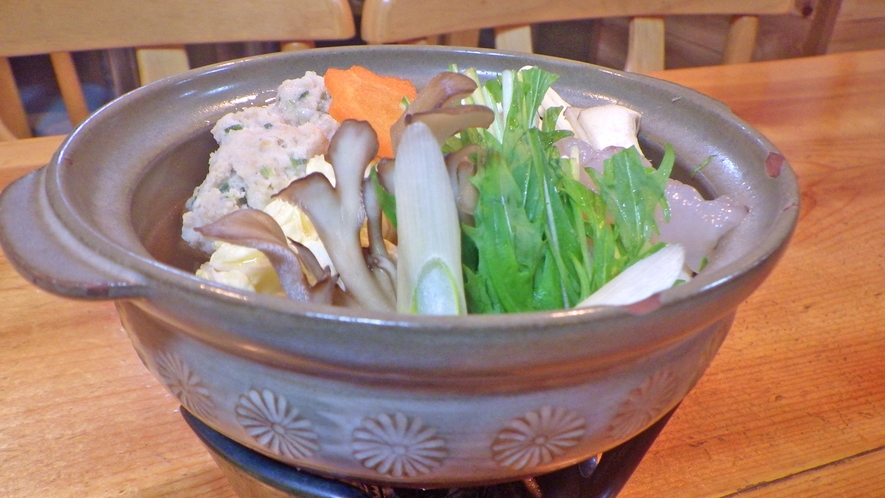 *【夕食一例】自家栽培の野菜やきのこ、お肉など具材のうまみが凝縮されたお鍋。