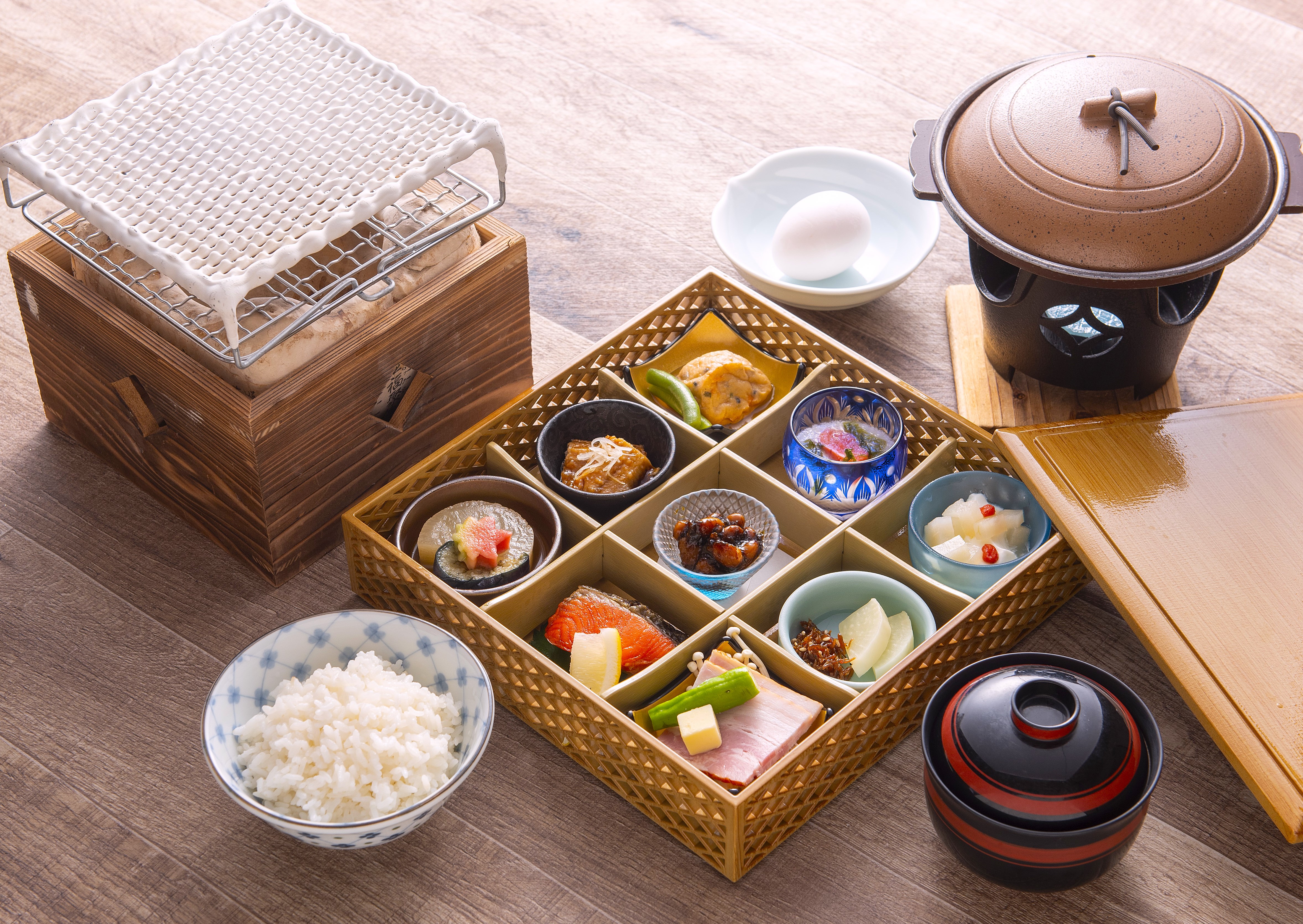 和朝食：レストランにて8時～9時。コーヒーのサービスもあります。