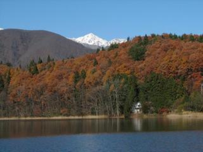 青木湖と冠雪