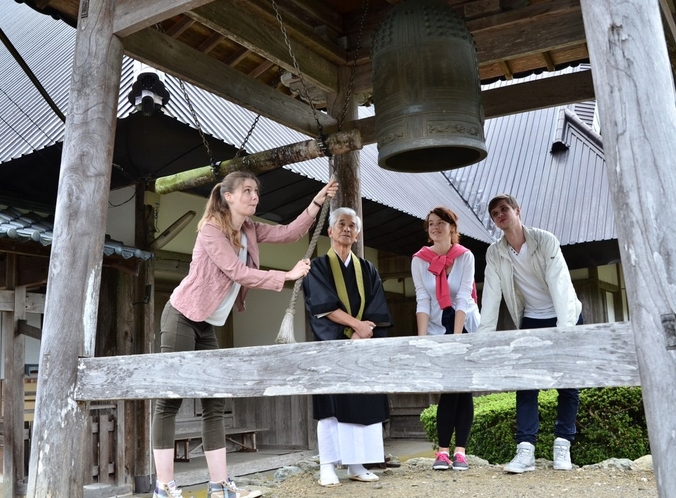 近くのお寺で鐘つき体験