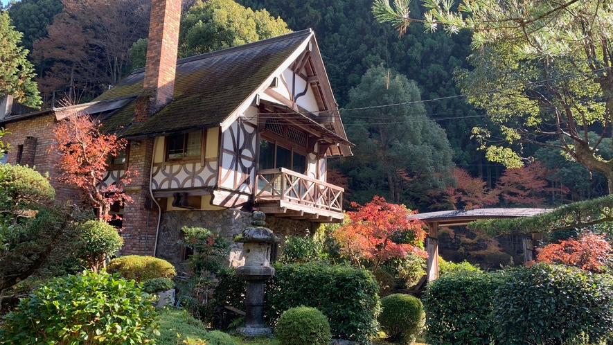 *【敷地内】スイス館と紅葉